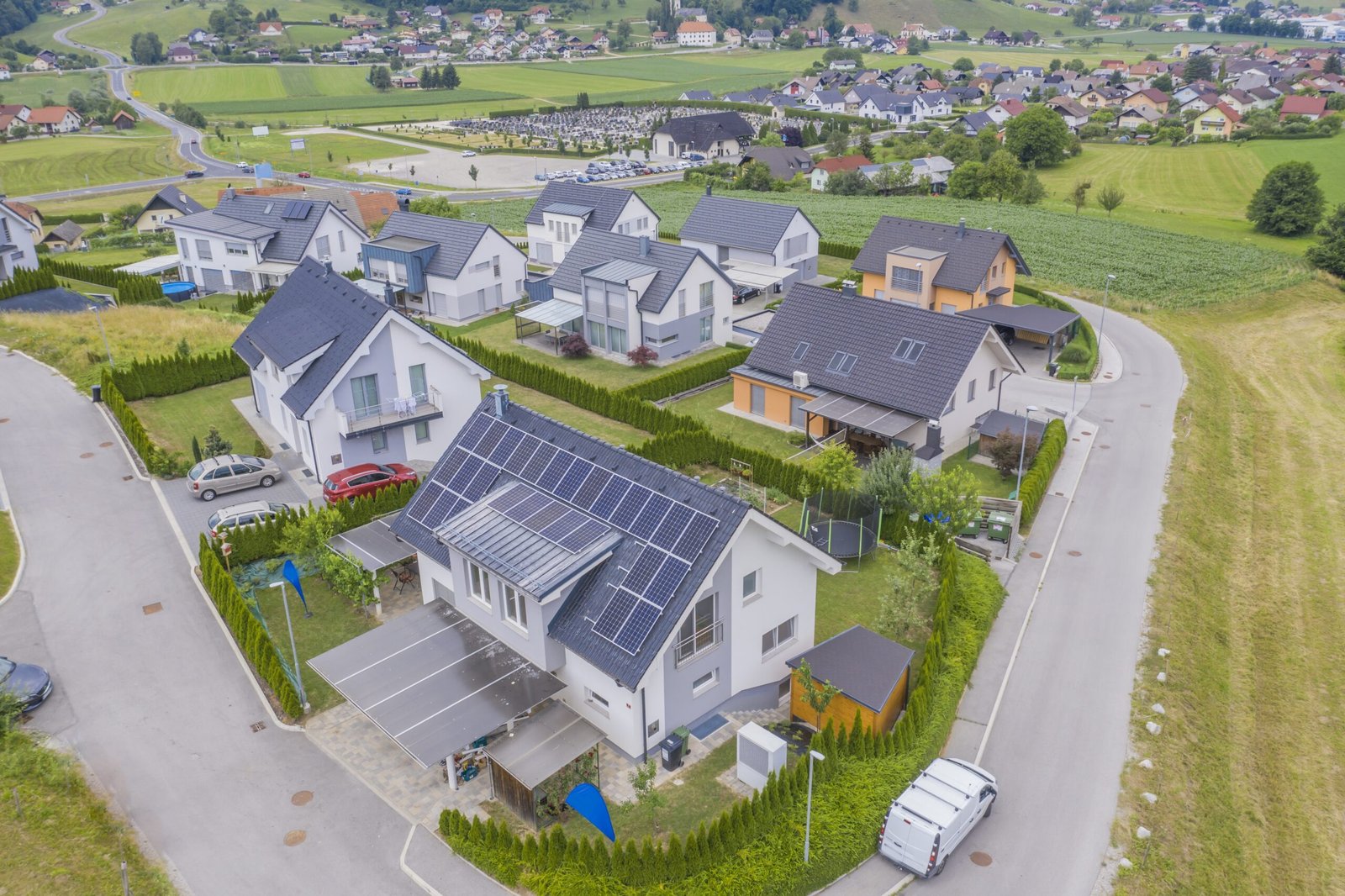 “Casa unifamiliar con paneles solares instalados en el tejado y cielo despejado”