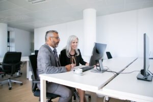 Equipo de profesionales asesorando a una empresa en ciberseguridad.
