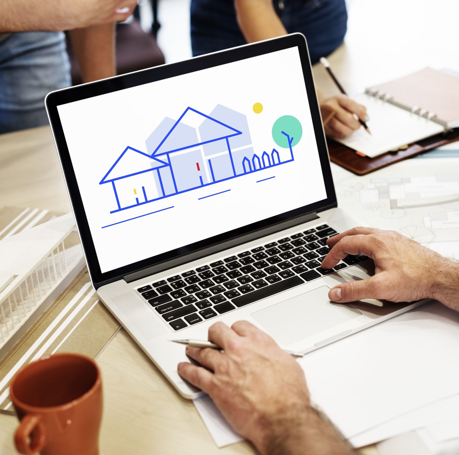 Agente inmobiliario gestionando llamadas con VoIP desde portátil, conectado a CRM y centralita virtual