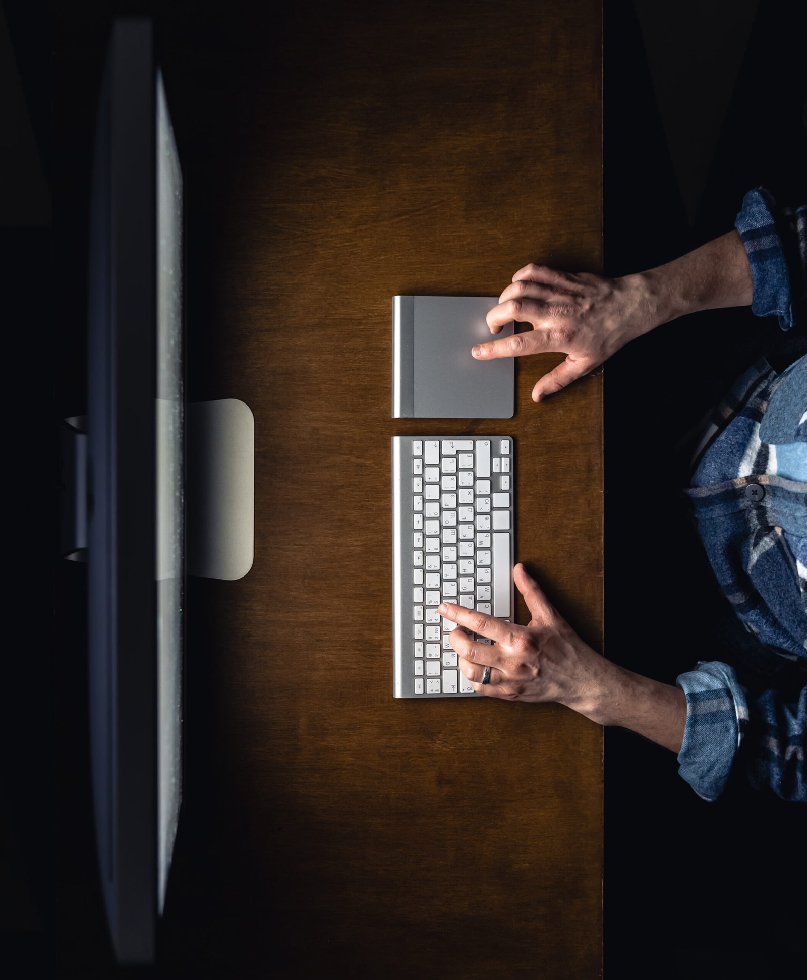 Ilustración digital de un hacker accediendo a sistemas vulnerables en un entorno virtual oscuro