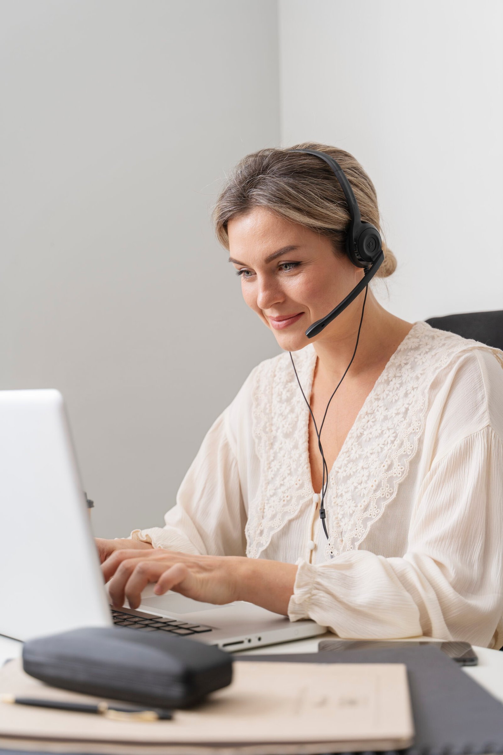 Empresaria en oficina moderna usando soluciones de centralita virtual y telefonía IP para mejorar la conectividad empresarial