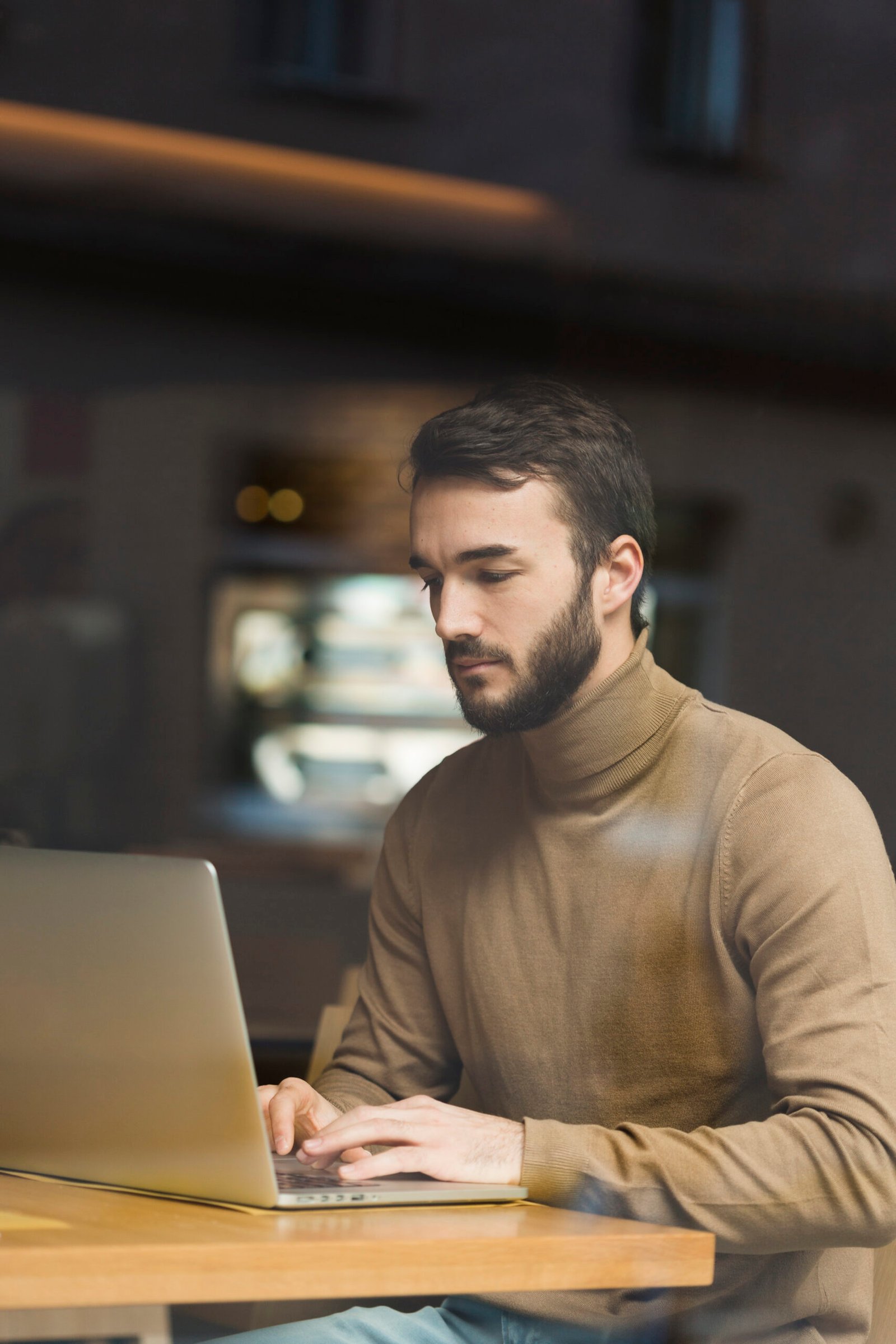 Autónomo trabajando desde casa con portátil y documentos, concepto de facturación electrónica