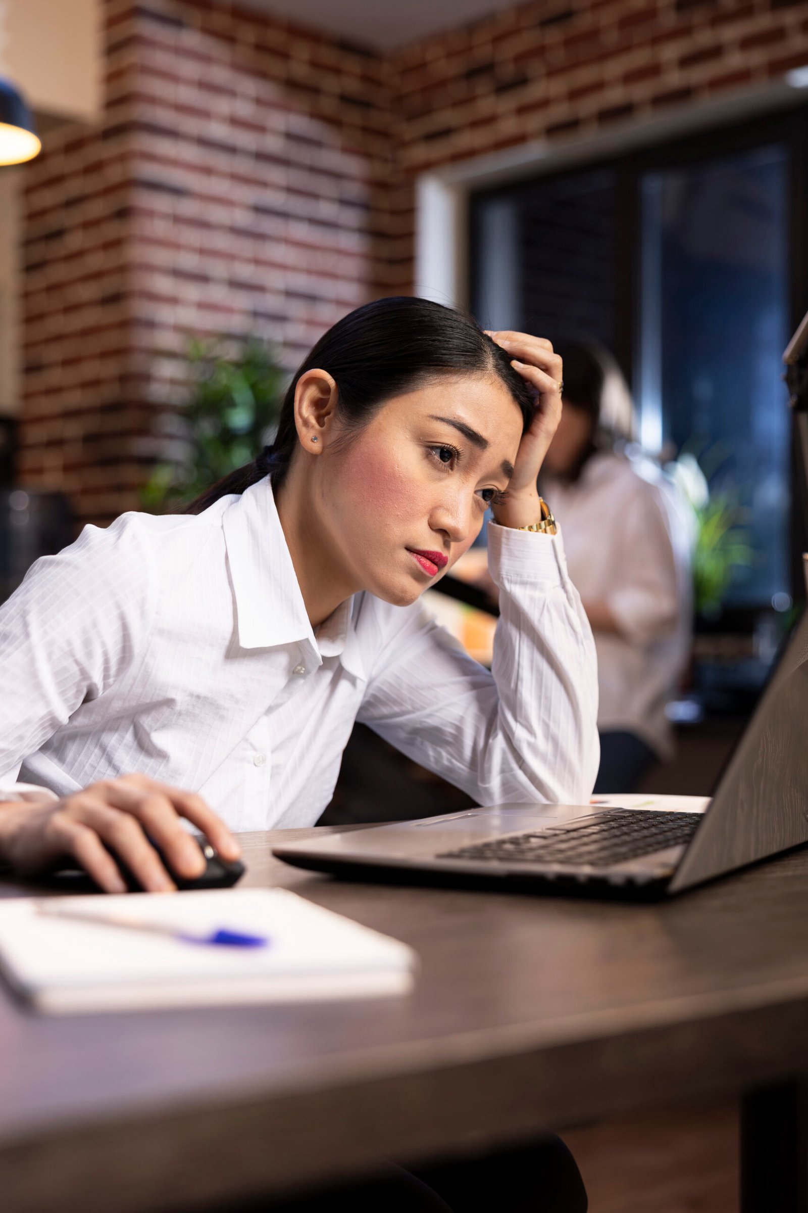 Oficina moderna con problemas de conexión a internet y equipo de trabajo frustrado