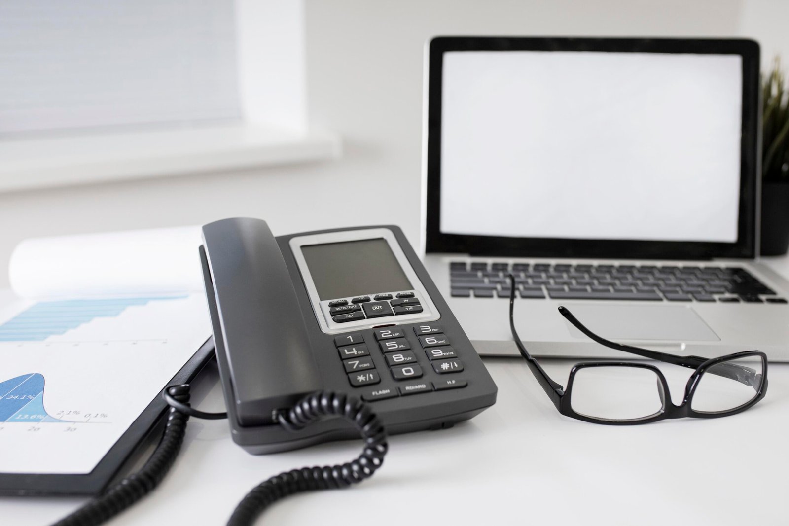 Teléfono IP Yealink negro con pantalla LCD, teclado numérico, conexión por cable, ideal para oficinas y compatible con servicios VoIP.